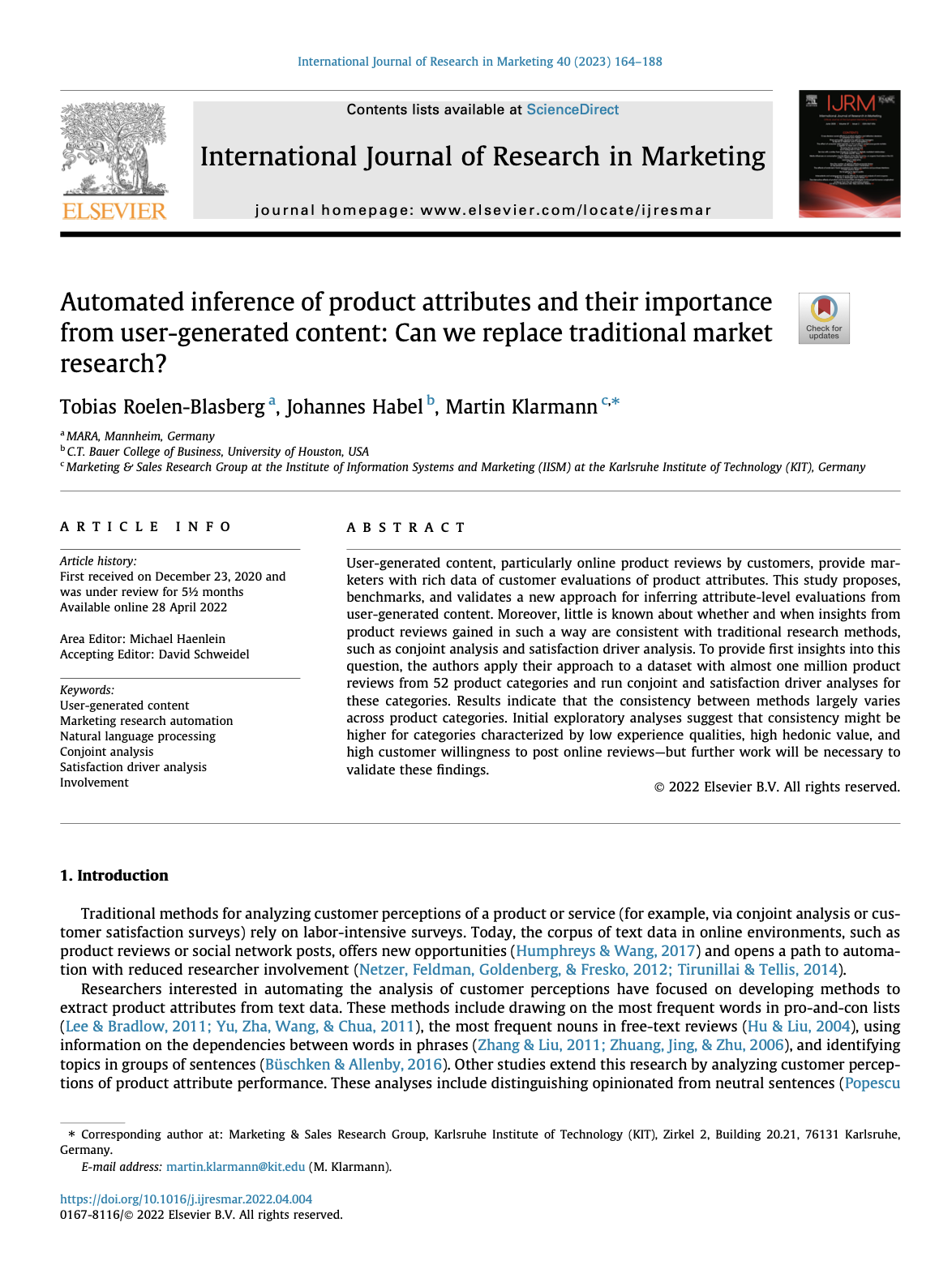 Titel und Abstract eines wissenschaftlichen Artikels zur automatisierten Analyse von Produktattributen aus nutzergenerierten Inhalten.